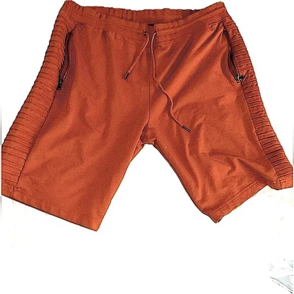 International concepts like new vintage zip pockets and XXL shorts 🩳